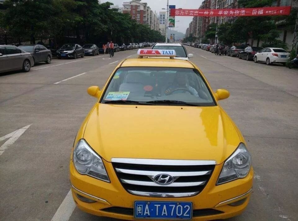 太阳成集团tyc7111cc|我飞行员坠机为避民居选择撞山 烈士魂归故里全城送行(图1) 太阳成集团tyc7111cc