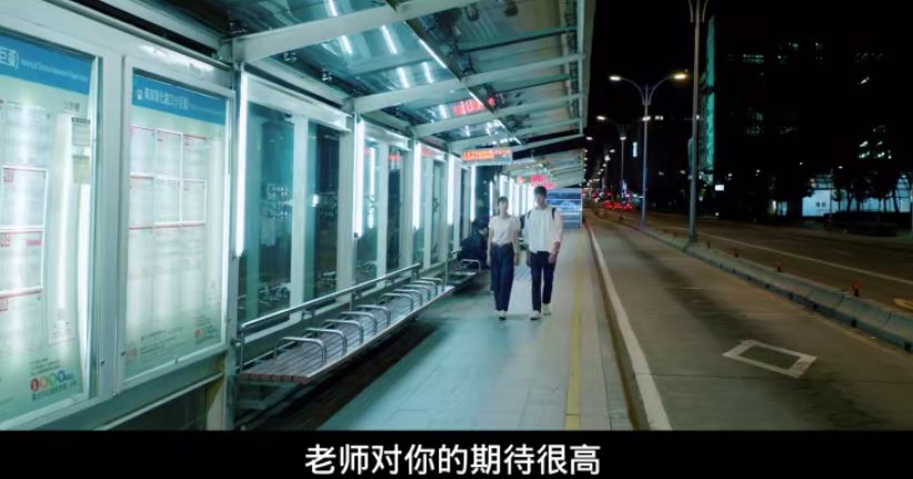 汽车侧翻2人被困 昆明西山消防紧急救援-太阳成集团tyc7111cc(图2) 太阳成集团tyc7111cc