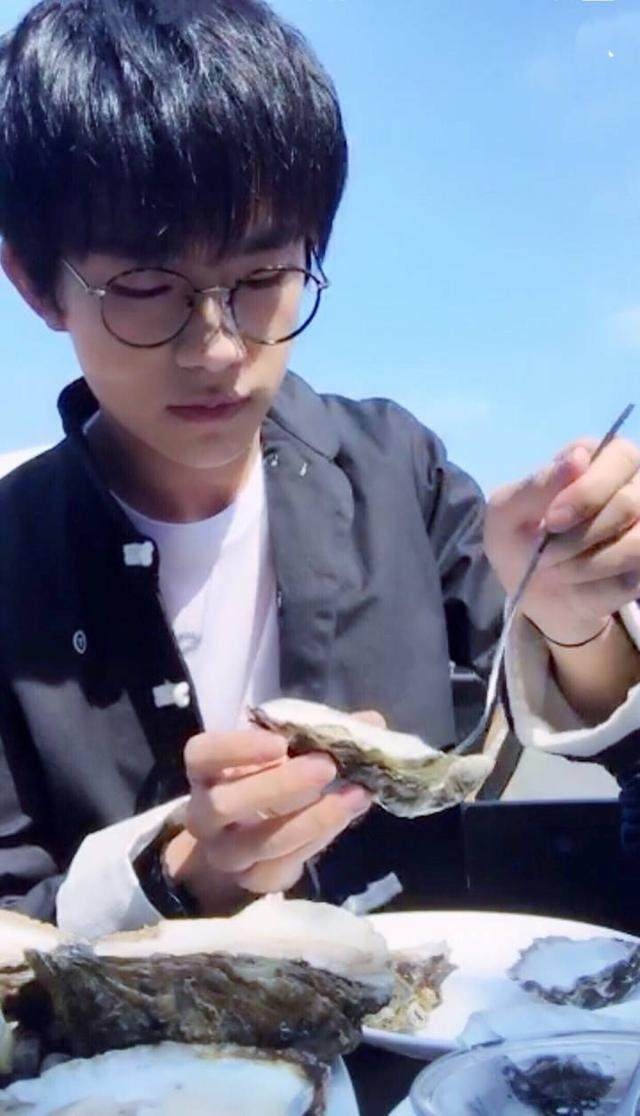 俄军机在黑海拦截美军侦察机近距离跟拍美军舰:太阳成集团tyc7111cc(图1) 太阳成集团tyc7111cc